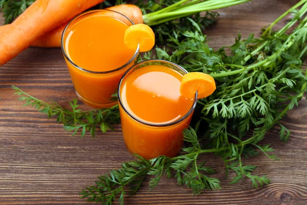Gläser Karottensaft mit Gemüse auf dem Tisch aus nächster Nähe — Stockfoto