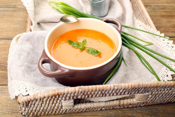 Zanahoria crema-sopa con verduras en la mesa de cerca —  Fotos de Stock