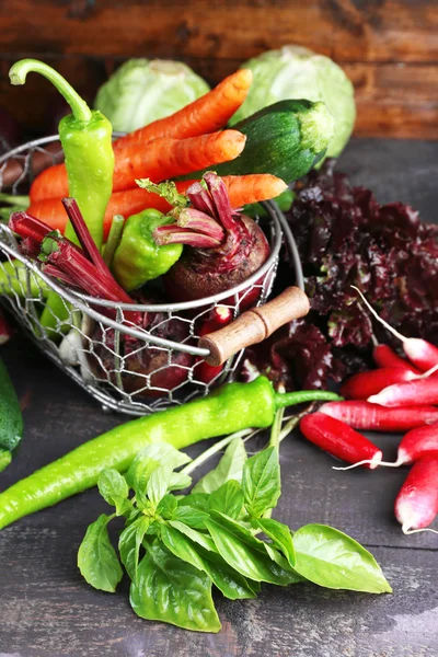 Halom friss zöldség a táblázat közelről — Stock Fotó