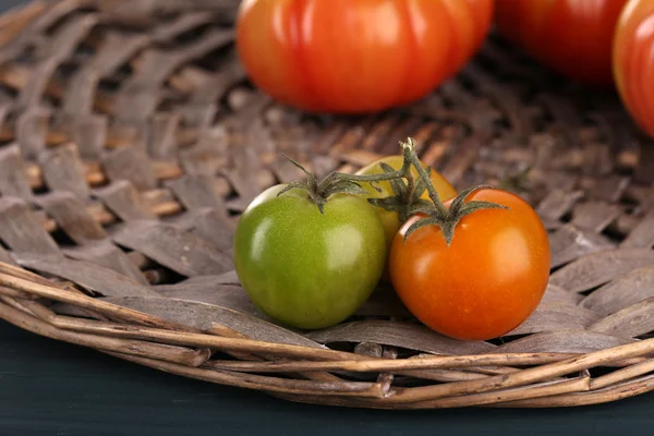 Zelená rajčata na stole zblízka — Stock fotografie