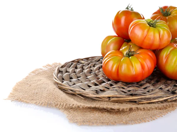 Tomates vertes sur support en osier isolé sur blanc — Photo