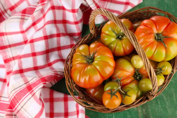 Tomates vertes dans le panier sur la table close up — Photo