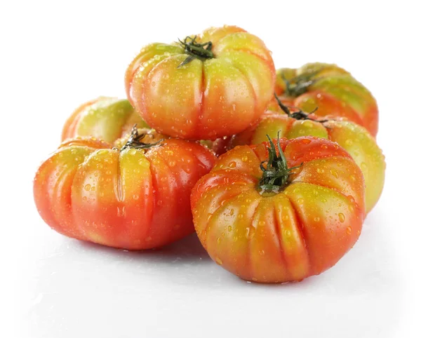 Tomates verdes con gotas de agua aisladas en blanco —  Fotos de Stock