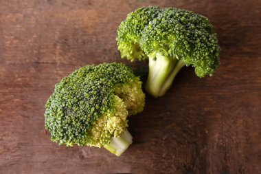 Tahta arka planda taze brokoli.