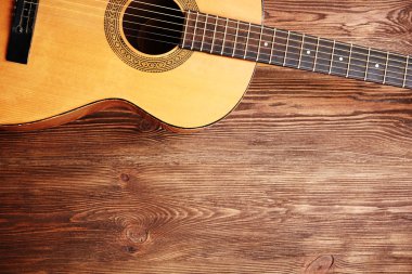 Ahşap arka planda akustik gitar