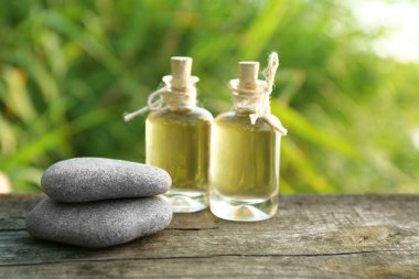 Spa natürmort ahşap yüzey üzerinde yeşil Sazlık Nehri üzerinde