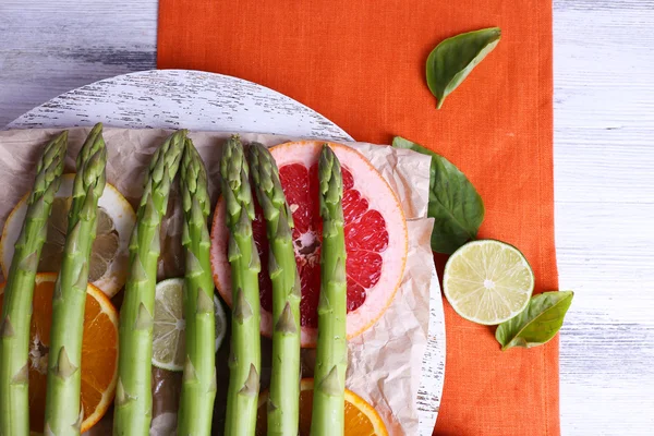 Asperges fraîches sur plateau en bois, gros plan — Photo