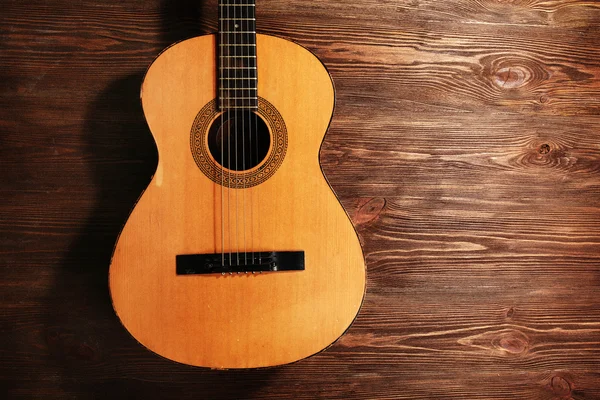 Guitarra acústica em fundo de madeira — Fotografia de Stock