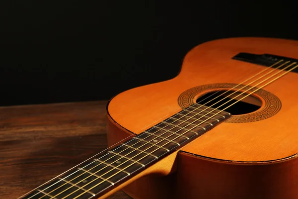 Akustická kytara na tmavém pozadí — Stock fotografie