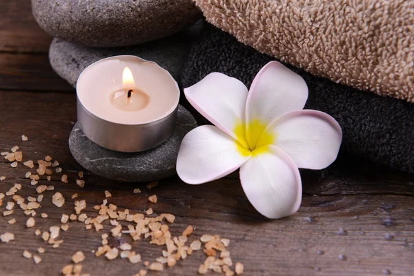 Composição de spa bonita e vela com flor na mesa de madeira close-up — Fotografia de Stock