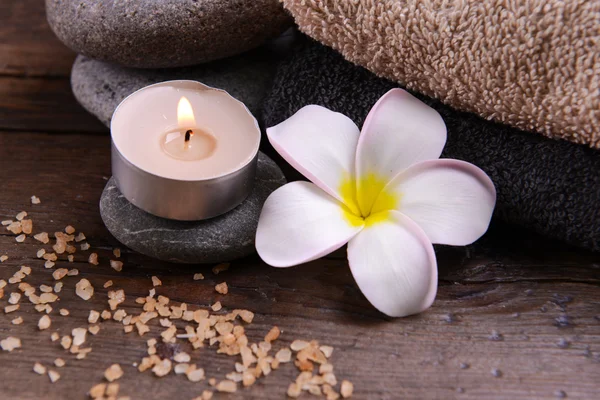 Hermosa composición de spa y vela con flor en la mesa de madera de cerca — Foto de Stock