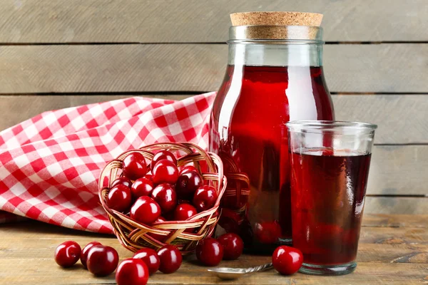 Compote de cerises maison sucrée sur table sur fond en bois — Photo