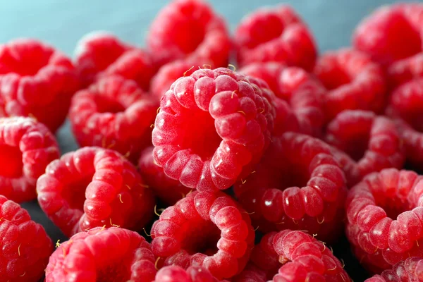 Tumpukan raspberry manis merah di dekat — Stok Foto