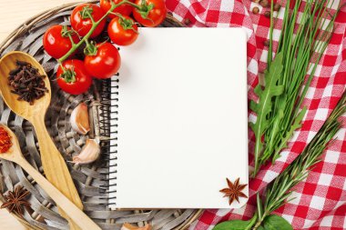 taze otlar, domates ve baharat ahşap arka plan üzerinde tarif kitabı açın