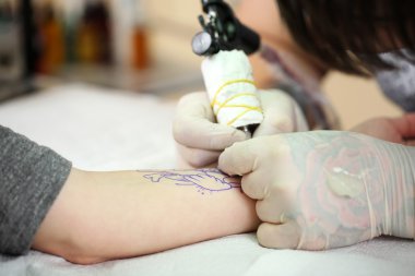 dövme sanatçısı iş yerinde, yakın çekim