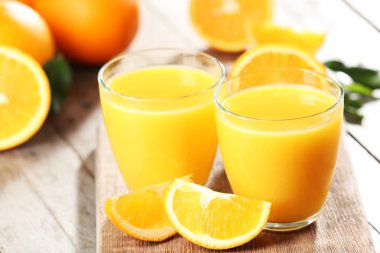 Tablo yakın çekim üzerinde portakal suyu