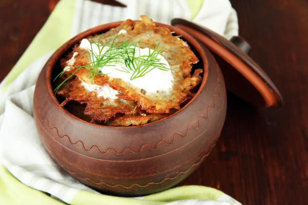 Kartoffelpuffer im Topf, auf Holzgrund — Stockfoto