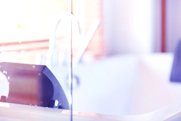 Baño con bañera de hidromasaje, fondo de textura borrosa — Foto de Stock