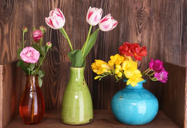 Fleurs fraîches de printemps sur fond en bois — Photo