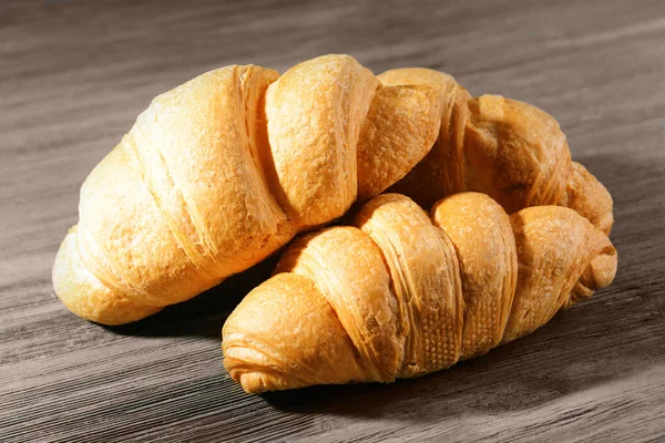 Vynikající croissanty na tabulka detail — Stock fotografie