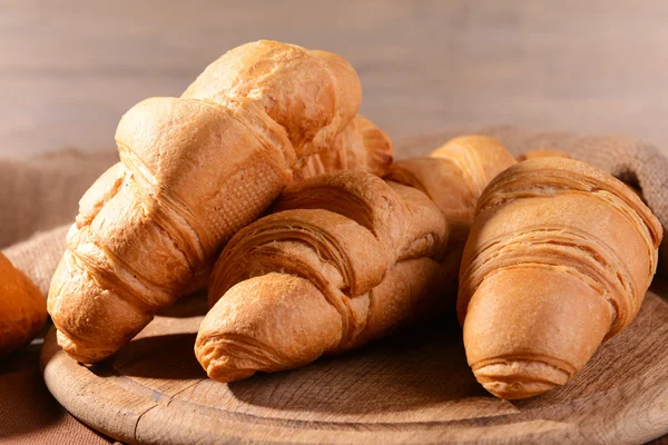 Finom croissant-t a közeli táblázat — Stock Fotó