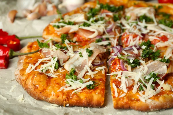 Pizza saporita con verdure in tavola da vicino — Foto Stock