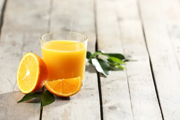 Sumo de laranja na mesa close-up — Fotografia de Stock