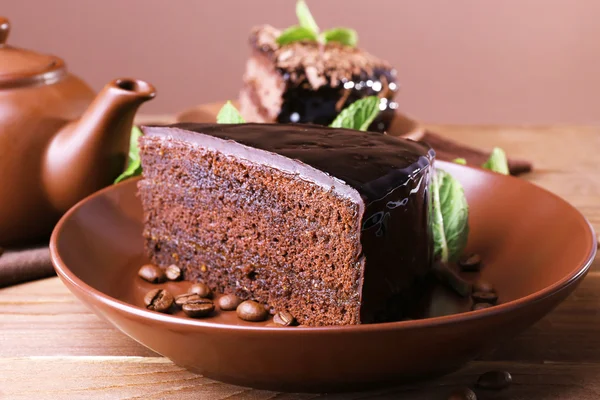 Köstliche Schokoladenkuchen mit Minze auf dem Teller aus nächster Nähe — Stockfoto