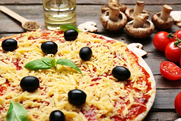 Ingredientes de comida para pizza en la mesa de cerca — Foto de Stock