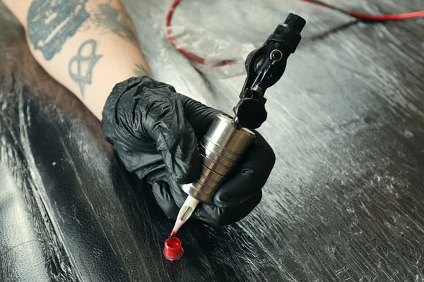 Tatuagem artista no trabalho de perto — Fotografia de Stock