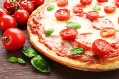 peynir ve domates üzerinde ahşap masa, closeup lezzetli pizza