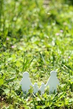 kesme aile yeşil çim arka plan üzerinde