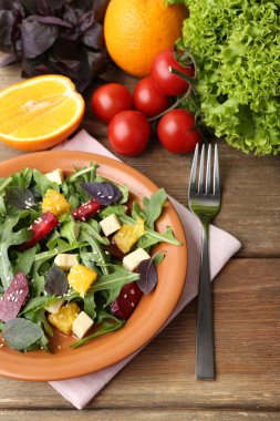 Roka yaprakları ile lezzetli salata