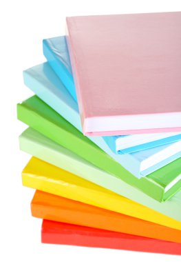 Beyaz üzerine izole kitap yığını