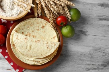 Ev yapımı tam buğday tortilla yığını