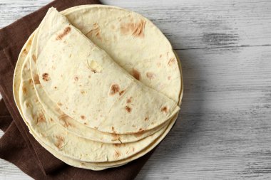 Ev yapımı tam buğday tortilla yığını