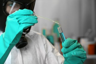 uyuşturucu laboratuarında çalışan kimyager