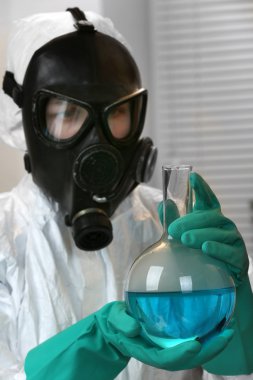 uyuşturucu laboratuarında çalışan kimyager