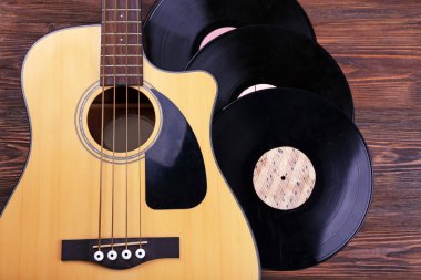 Gitar ve vinil kayıtlar ahşap tablo