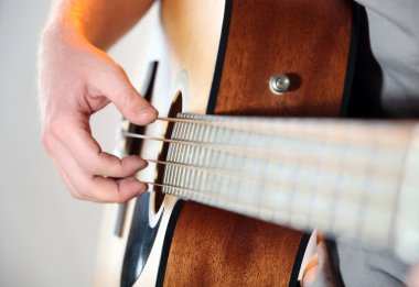 Akustik gitarla çalan adam