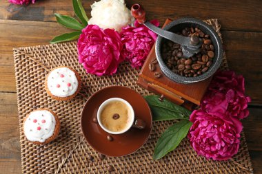 Kupası ve Şakayık çiçekleri bileşimi