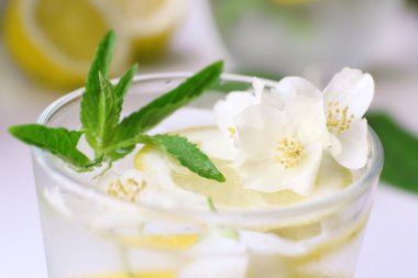 Soğuk ferahlatıcı yaz içeceği nane ile bardak ve masada limon dilimleri kapat