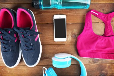 spor ayakkabı ve giyim ahşap arka plan üzerinde