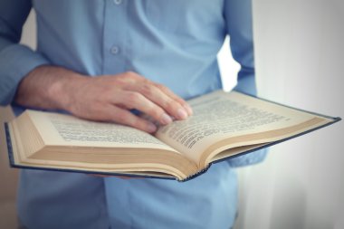 Genç adam okuma kitabı kapat