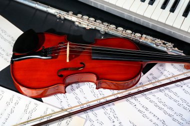 Koyu arka plan üzerine müzik notlar ile müzik aletleri