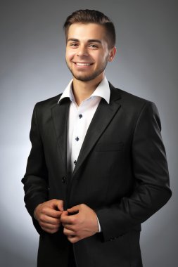 gri zemin üzerine yakışıklı işadamı