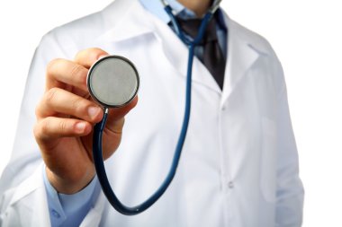 erkek doktor holding stetoskop yakın çekim