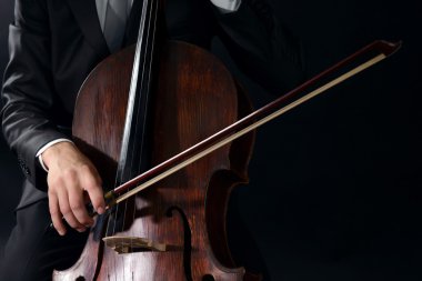 Üzerinde Çello çalan adam