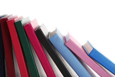 düşen kitaplar üzerinde beyaz izole