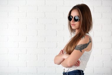 şık makyaj ve açık renkli dövmeli vücudunda güzel kızla